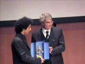 Il  Senatore Roberto premia il Dott. Franco Aloismo della Fondazione Parada.