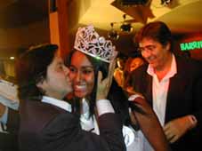Il fotografo B.Oliviero e Miss Africa 2002 .In secondo piano  Pasquale Africano