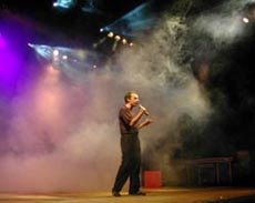 Il cantante Mike Francis-Cliccare per ingrandire