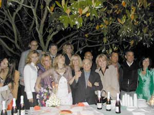  Cliccare per ingrandire-Taglio della torta con il gruppo di amici e VIP-Foto Vtservice.it