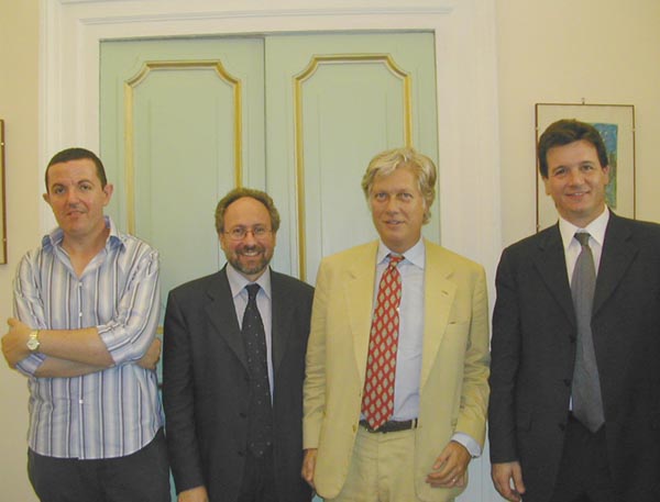 da Sinistra schermo : V. Animali , Assessore alla Cultura del Comune di Jesi; V. De Vivo, Direttore Artistico della Fondazione Pergolesi Spontini; Carlo Nasi ,Presidente della Fondazione Pergolesi Spontini ( in abito chiaro)