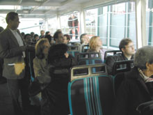  Turisti  e cittadini  all'interno del battello