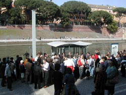 Gruppo di cittadini romani  e di turisti 